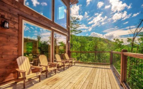 Gatlinburg - Pigeon Forge Villa | Relax at The Refined Raccoon Retreat with Pool & Spa