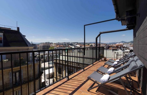 Old Town Apartment | Stylish Family Retreat at The Rentals Collection - Urgull