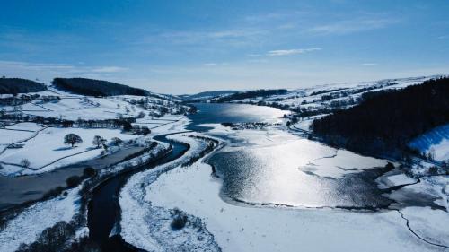 Lofthouse House | Top-Rated Reservoir View Cottages: Pet & Family Friendly Retreat
