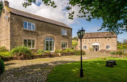 Lofthouse House | Top-Rated Reservoir View Cottages: Pet & Family Friendly Retreat