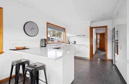 Warrane House | Ideal Beachfront Retreat for Groups - Sleeps 11 Comfortably