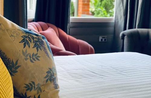 Tenterfield House | Stylish Residence: Cozy Comfort with Fireplace & Pet Friendly