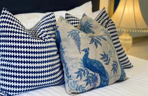 Tenterfield House | Stylish Residence: Cozy Comfort with Fireplace & Pet Friendly