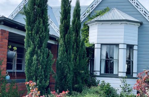 Tenterfield House | Stylish Residence: Cozy Comfort with Fireplace & Pet Friendly