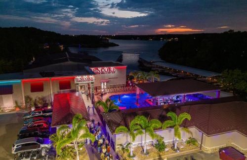 Lake Ozark Hotel | Relax at The Resort at Lake of the Ozarks with Ocean Views