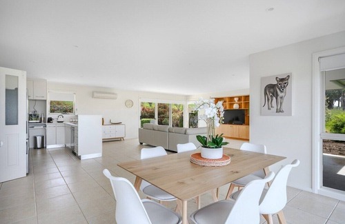 Kingston House | Relax at The Rest Retreat: Family-Friendly with Breakfast