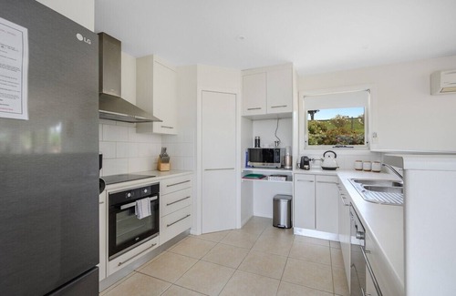 Kingston House | Relax at The Rest Retreat: Family-Friendly with Breakfast