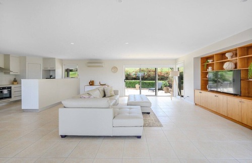 Kingston House | Relax at The Rest Retreat: Family-Friendly with Breakfast