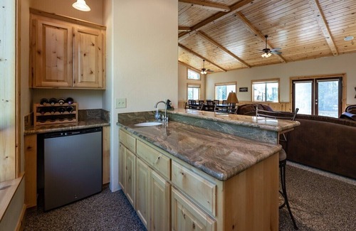 Shaver Lake Cabin | Relax at The Restful Rose - Cozy Fire Pit & Family-Friendly