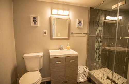 Whitehaven House | Relaxing Retreat at Graceland with Pool and Breakfast