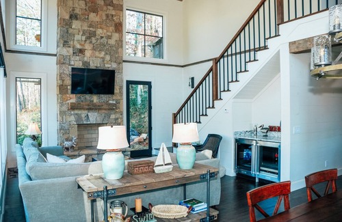Tiger House | Prime Getaway at The Retreat: Steps from Lake Burton