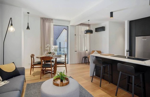Hobart Central Business District Apartment | Discover Saddlers House Retreat with Private Balcony Access