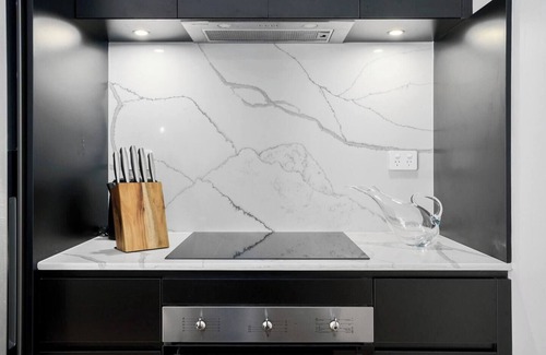 Hobart Central Business District Apartment | Discover Saddlers House Retreat with Private Balcony Access