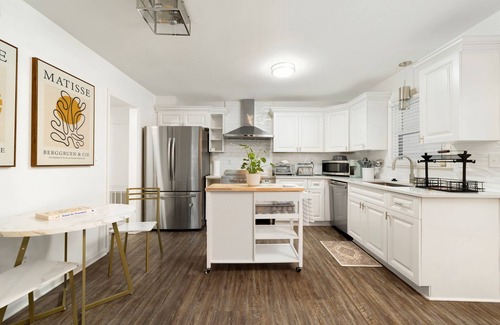 Wessex Square House | Cozy Retreat by SouthPark: Quiet Area with Breakfast & Kitchen