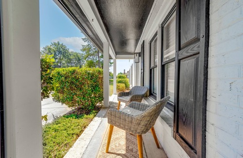 Wessex Square House | Cozy Retreat by SouthPark: Quiet Area with Breakfast & Kitchen
