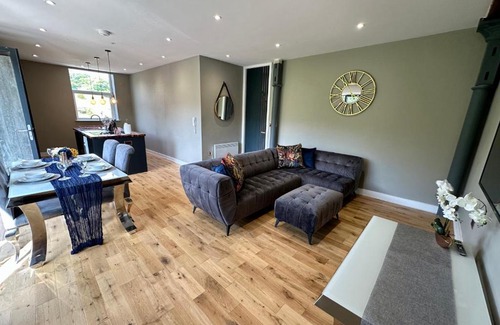 Ainley Top Apartment | Top-Rated The Retreat: Family-Friendly & Wheelchair Accessible