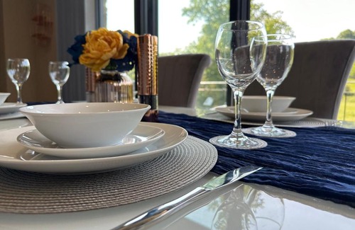 Ainley Top Apartment | Top-Rated The Retreat: Family-Friendly & Wheelchair Accessible