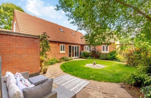 Kneesall Villa | Unforgettable Stay at The Retreat: 10/10 Guest Rated