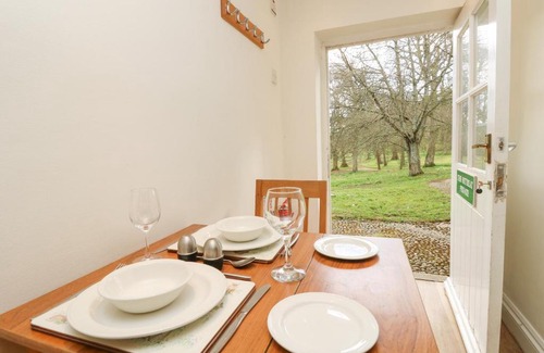 Godshill House | Pet-Friendly Retreat: Enjoy a Cozy 4-Star Getaway