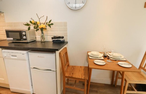 Godshill House | Pet-Friendly Retreat: Enjoy a Cozy 4-Star Getaway