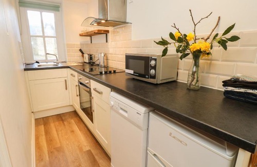 Godshill House | Pet-Friendly Retreat: Enjoy a Cozy 4-Star Getaway