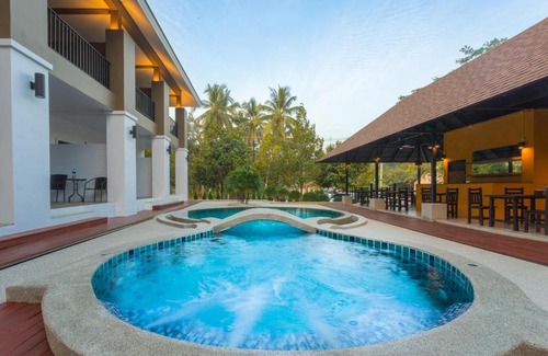 Khuk Khak Beach Hotel | Discover The Retreat Khaolak Resort with Oceanfront Views
