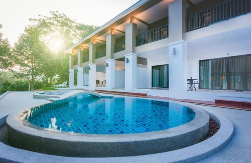 Khuk Khak Beach Hotel | Discover The Retreat Khaolak Resort with Oceanfront Views