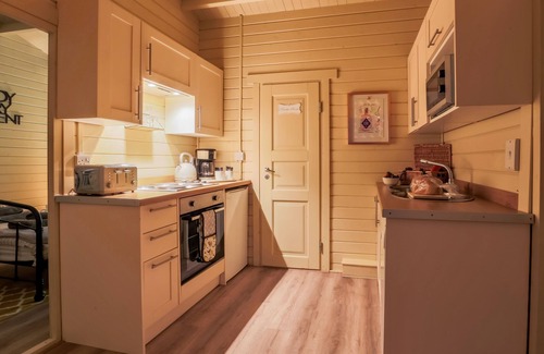 Sudbury Cabin | Cozy Retreat Log Cabin with Kitchen & Breakfast Included