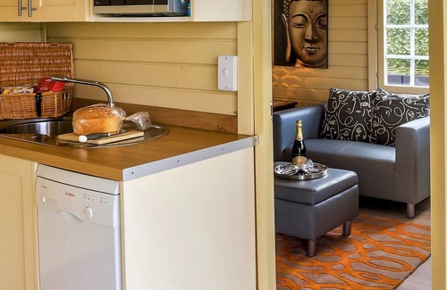 Sudbury Cabin | Cozy Retreat Log Cabin with Kitchen & Breakfast Included