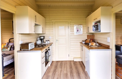 Sudbury Cabin | Cozy Retreat Log Cabin with Kitchen & Breakfast Included