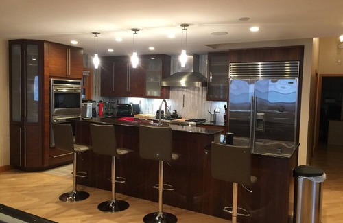 Racine House | Experience The Retreat on Lake Michigan: 6 Bedroom Oasis