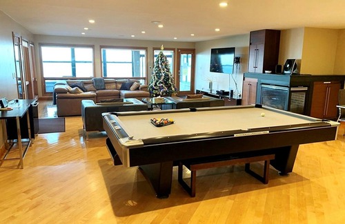 Racine House | Experience The Retreat on Lake Michigan: 6 Bedroom Oasis