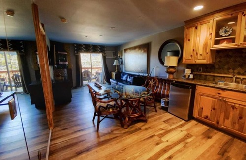 Mount Charleston Hotel | The Retreat on Charleston Peak, King Suite – Free Parking & Outdoor Fun