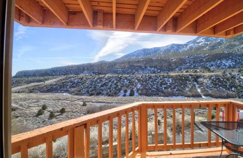Mount Charleston Hotel | The Retreat on Charleston Peak, King Suite – Free Parking & Outdoor Fun