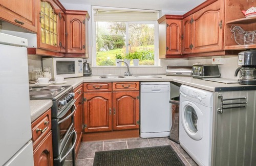 Liskeard Cottage | Experience The Retreat: Pet-Friendly Haven with Garden