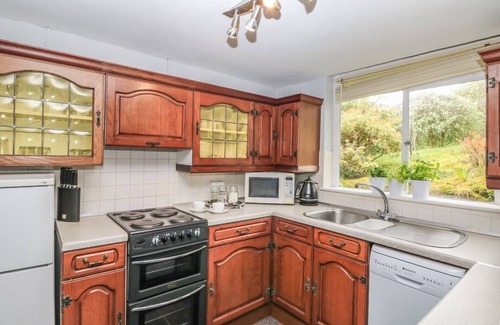 Liskeard Cottage | Experience The Retreat: Pet-Friendly Haven with Garden