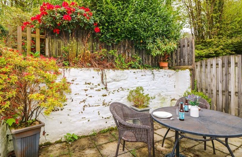 Liskeard Cottage | Experience The Retreat: Pet-Friendly Haven with Garden