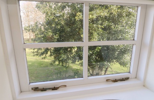 Godshill Cottage | Pet-Friendly Retreat in Wroxall with Breakfast & Kitchen