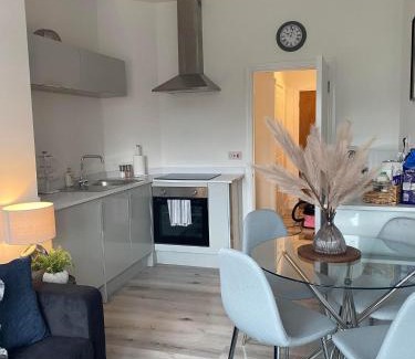 Kenfig Hill Apartment | Pet-Friendly Retreats 2 Kenfig Hill: Ideal for Families