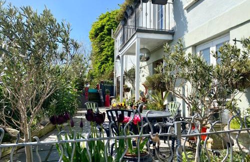 Old Town Hastings Apartment | Retro Retreat: Guest Rated 9/10 with Free Parking & Kitchen