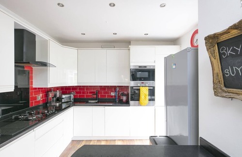 Smethwick House | The Reunion Pad: Hot Tub, EV Charger & Karaoke Fun in Birmingham