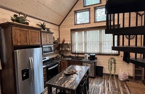 Whitesboro Cabin | Pet-Friendly Getaway at The Rideout – Near Scenic Trails