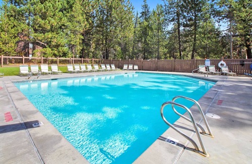 Sunriver Condo | Unforgettable Stay at The Ridge - Pool, Hot Tub & Bikes