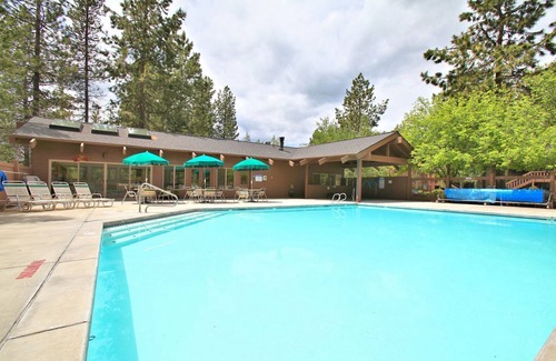 Sunriver Condo | Unforgettable Stay at The Ridge - Pool, Hot Tub & Bikes