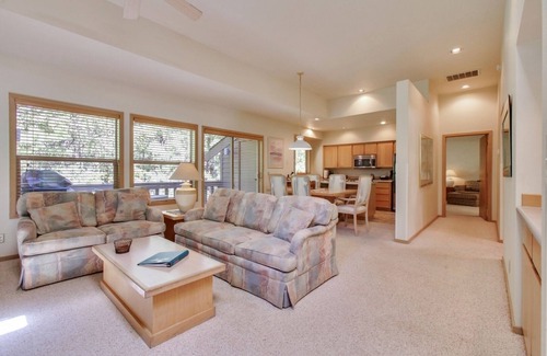 Sunriver Condo | Experience The Ridge at Sunriver: Pool, Hot Tub & Bikes