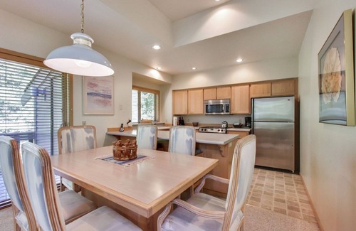 Sunriver Condo | Experience The Ridge at Sunriver: Pool, Hot Tub & Bikes