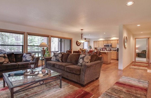 Sunriver Condo | Experience The Ridge at Sunriver: Pool, Spa & Bikes Await