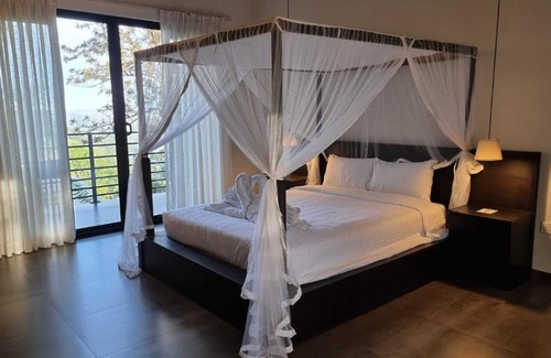 Doluwa Cabin | Cozy Retreat at The Ridge House with Breakfast Included