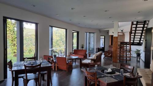 Doluwa Cabin | Cozy Retreat at The Ridge House with Breakfast Included