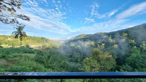 Doluwa Cabin | Cozy Retreat at The Ridge House with Breakfast Included